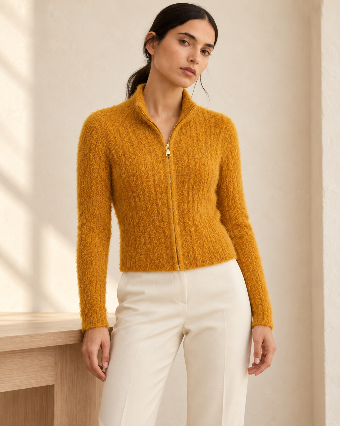 Cropped Furry Zipper – closer model
